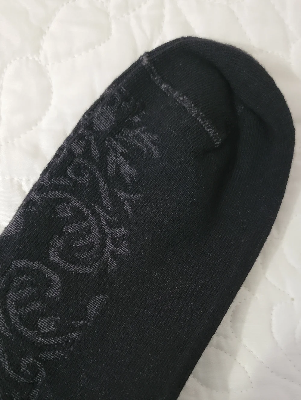 🐞4/$10🐞 HUE Women's Black Subtle Floral Dress Socks